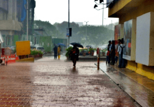 Unseasonal rain cools Mumbai