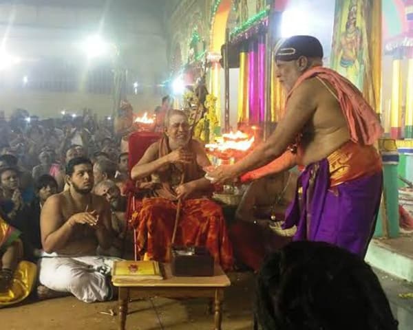 Kanchi Sankaracharya donate Golden Crown to Rameswaram Lord