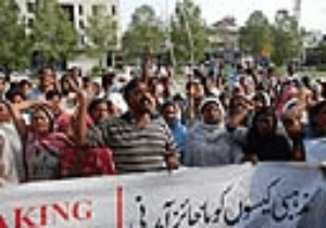Eight killed, 100 injured in Pakistan protest clashes