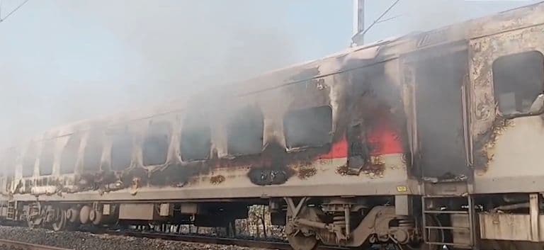 Rajdhani Express Fire Scare: RPF, Railway Staff Evacuate 68 Passengers From B-1 Coach in 15 Minutes