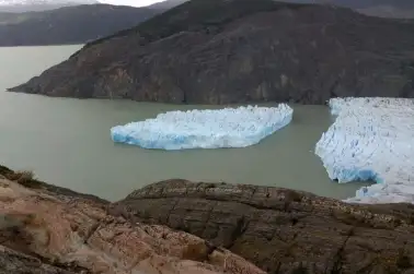 Iceberg breaks from retre