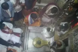 Srilankan PM at Kasi Temp