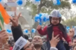 Crowd swells at AAP s Del