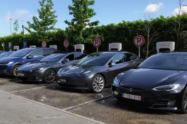 Tesla Model 3 wins contra