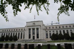 US Fed official urges large banks to raise capital