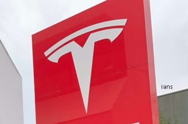 Tesla crash kills 2 in US  police say  no one was driving