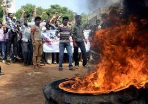 Polling underway in Seemandhra amid sporadic clashes