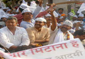 Kejriwal attacks Modi during Varanasi roadshow