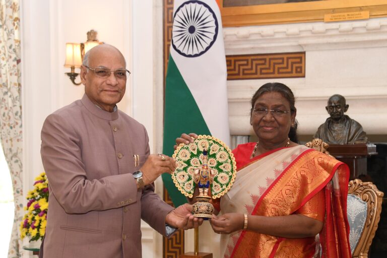 Maharashtra Governor calls on President Murmu
