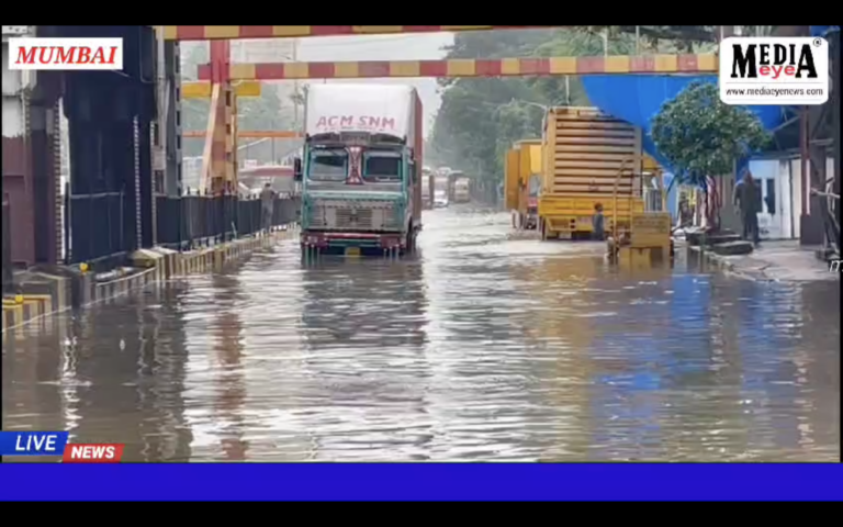 Street & railway track flooded due to heavy rain in Mumbai.
