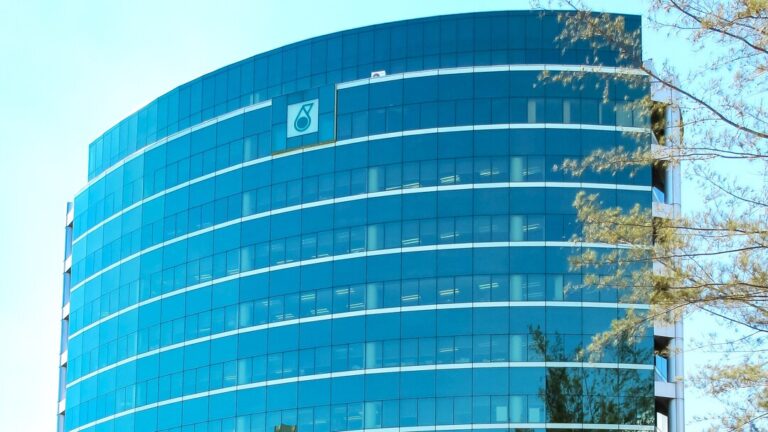 Petronas Inks Deal with ADNOC, Storegga to Assess Carbon Storage in Malaysia