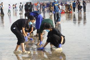 Post Ganpati Immersion Cleanliness Drive at Mumbai’s Juhu Beach