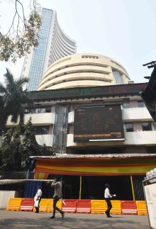 Stock Market Closes in Green as Auto, IT, Healthcare Sectors Lead Rally