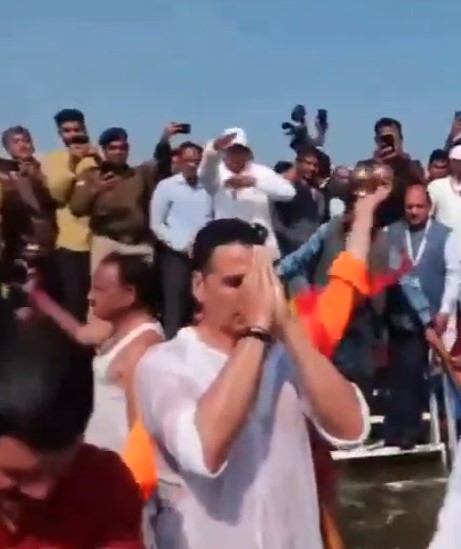 Akshay Kumar Takes Dip at Sangam, Praises Arrangements at Maha Kumbh