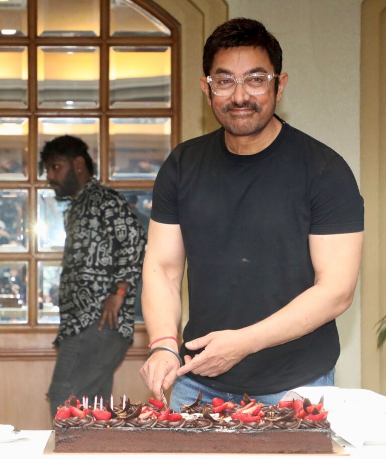 Aamir Khan's New Ladylove, Gauri, is a Mother to a 6-Year-Old Son