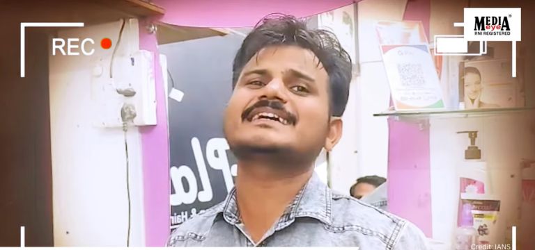 Video of Brothers Singing Vitthal Songs While Cutting Hair In Washim Goes Viral
