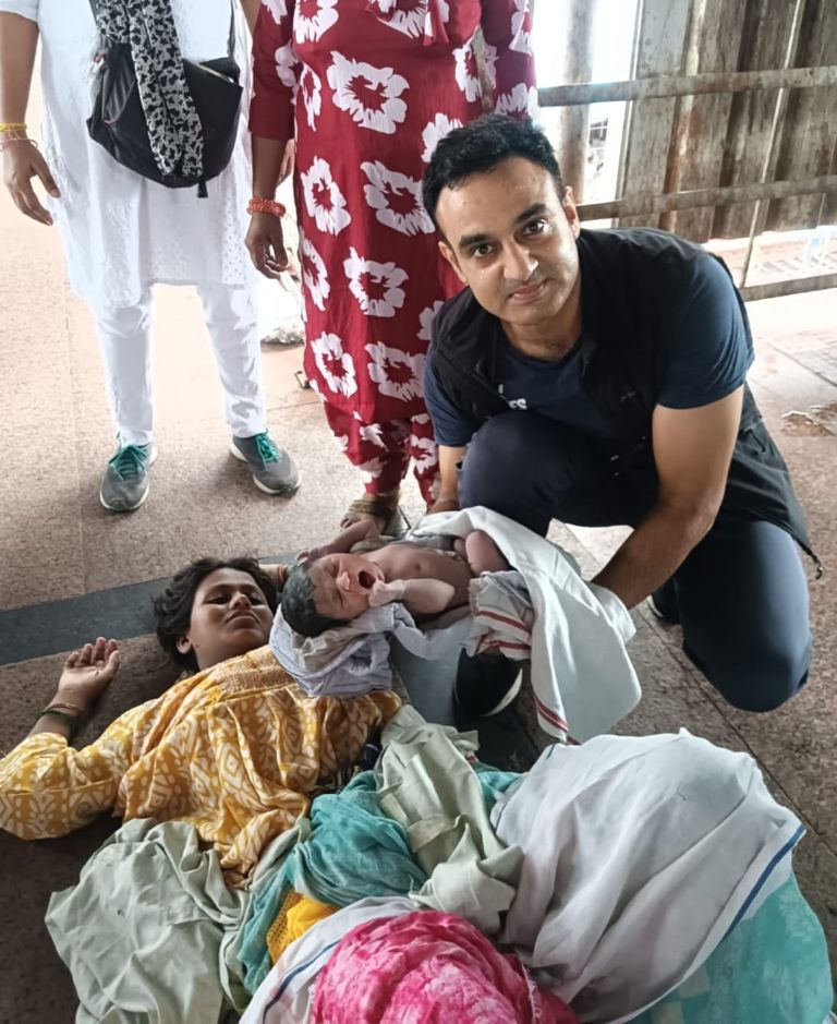 Army Doctor Helps Woman Deliver Baby At Railway Station
