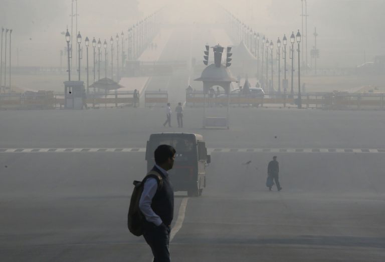 Cold Wave Grips Delhi as Toxic Air Worsens; No Relief for Residents
