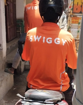 Swiggy, Zomato Offer Higher Incentives to Delivery Partners Amid Year-End Strike Call