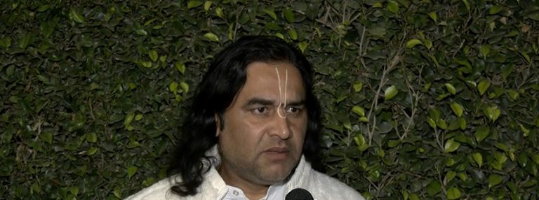 Kathavachak Devkinandan Thakur Criticises Shah Rukh Khan Over KKR’s Bangladeshi Player Signing