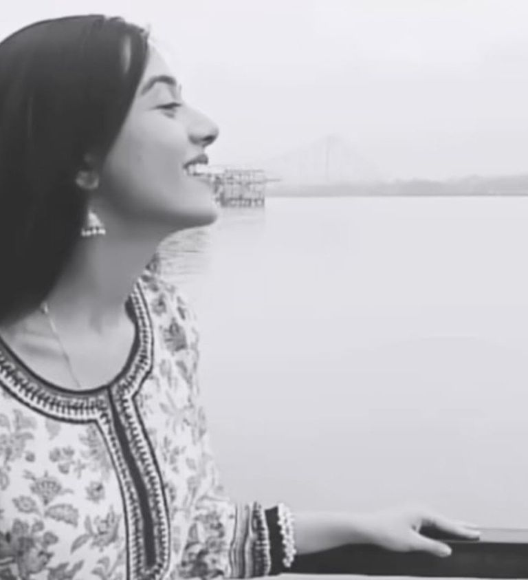 Amrita Rao Pays Tribute to Madhubala on Birth Anniversary by Recreating Iconic ‘Aaiye Meherbaan’ at Howrah Bridge