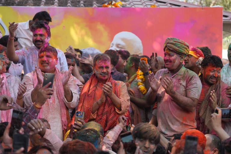 Arvind Kejriwal Celebrates Holi with AAP Leaders at Manish Sisodia’s Residence