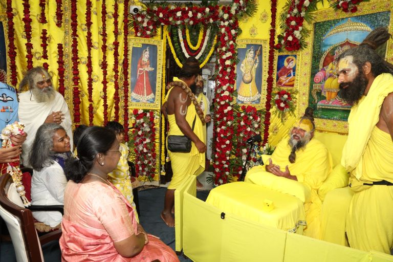 President Droupadi Murmu Meets Premanand Maharaj in Vrindavan, Seeks Blessings