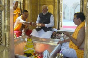 PM Narendra Modi Offers Prayers at Shri Kashi Vishwanath Temple During Varanasi Visit
