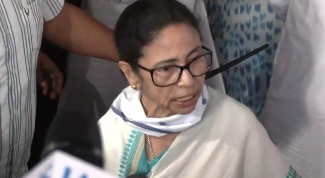 Mamata Banerjee Calls Central Reserve Police Force ‘Gunda’, Later Retracts; Alleges Assault on Trinamool Congress Workers