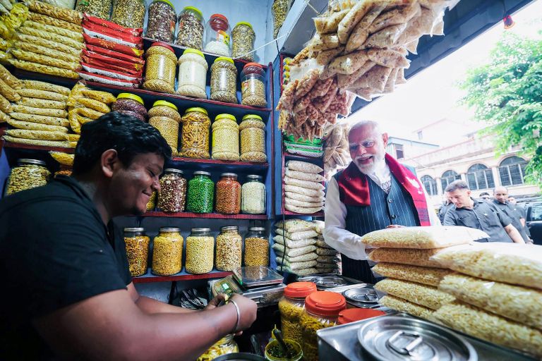 Fact Check: Jhargram Jhalmuri Vendor Was Not SPG Officer, Viral Claim Debunked