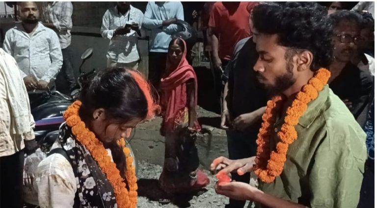 Jharkhand Couple Held in Police Raid Ends Up Getting Married on Roadside