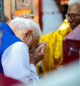 PM Modi Offers Prayers at Thanthania Kali Temple in Kolkata During Poll Campaign