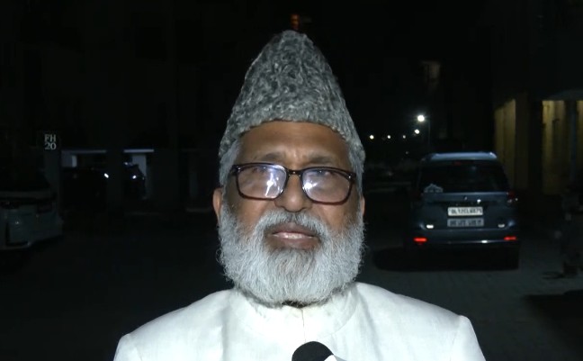 Mufti Shamoon Qasmi Backs Yogi Adityanath on Namaz on Public Roads Remark