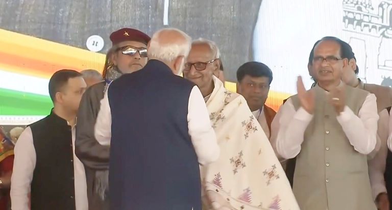 Suvendu Adhikari Oath Ceremony: PM Modi Seeks Blessings of Oldest West Bengal BJP Worker