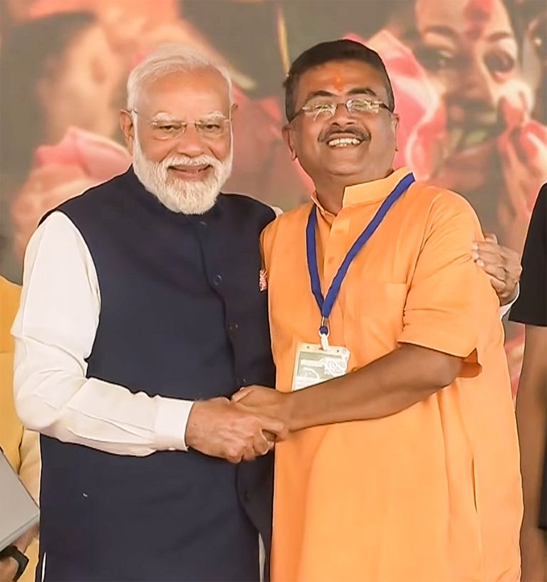 PM Modi Embraces Suvendu Adhikari, Yogi Adityanath Drapes Saffron Scarf in Symbolic Political Gesture at Ceremony