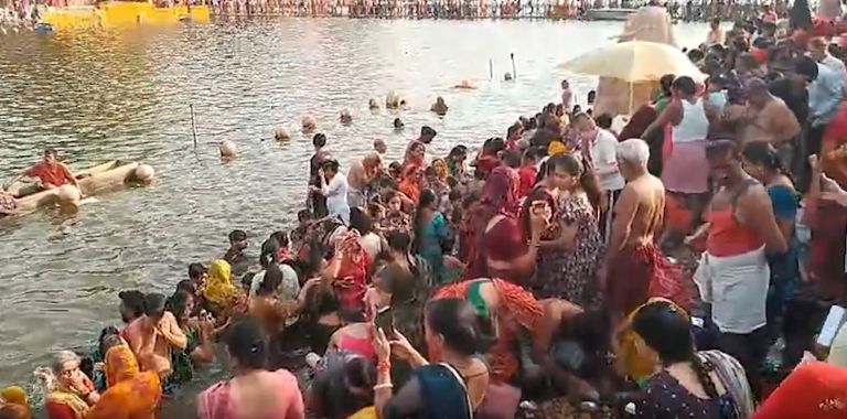 Somvati Amavasya 2026: Devotees Throng Sacred Sites Across India for Holy Dips and Prayers