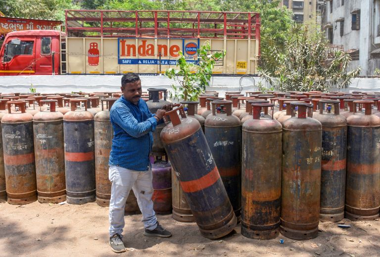 Commercial LPG Cylinder Prices Cut By Up To Rs 183.50, Relief For Hotels And Restaurants | Top News | MediaEye News | MediaEye News